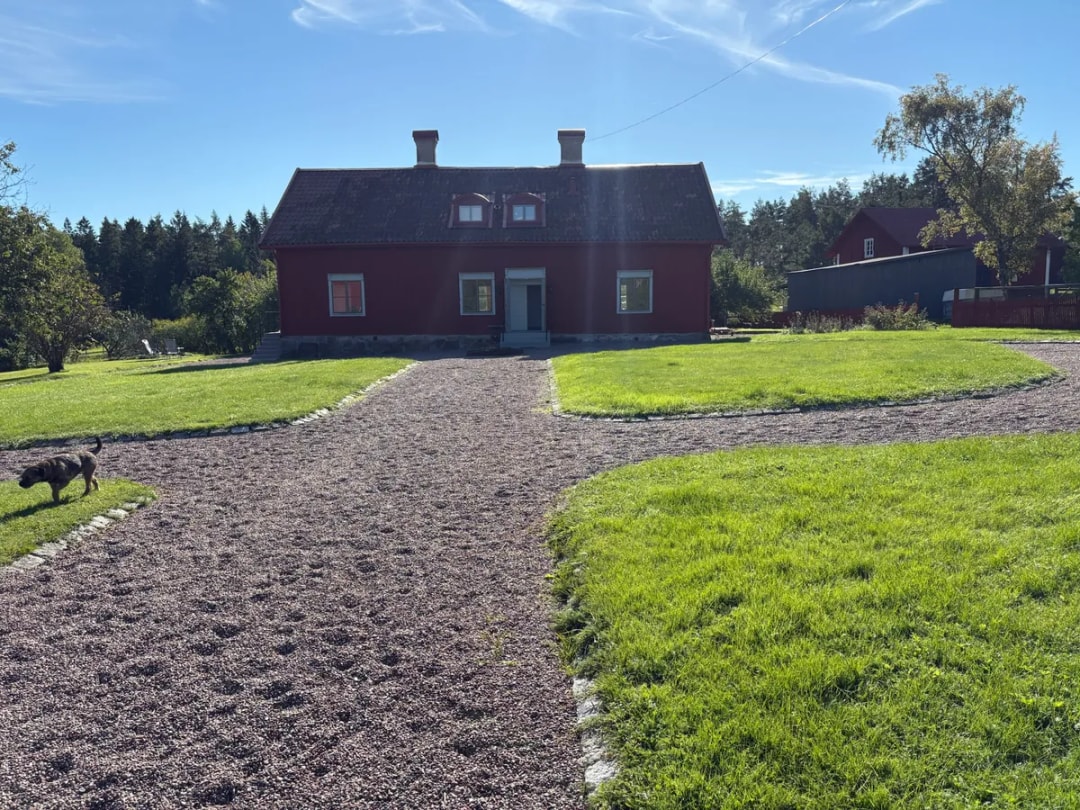 Slottsvägen i Rosersberg