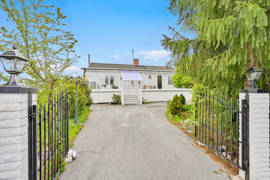 Säbyholmsvägen i Rosersberg